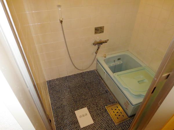 Bathroom. (Bathroom) is a spacious bathroom to heal fatigue of the day. Washing place There are also wide enough.