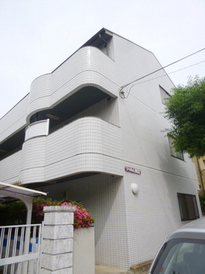 Building appearance. Of the three-story apartment