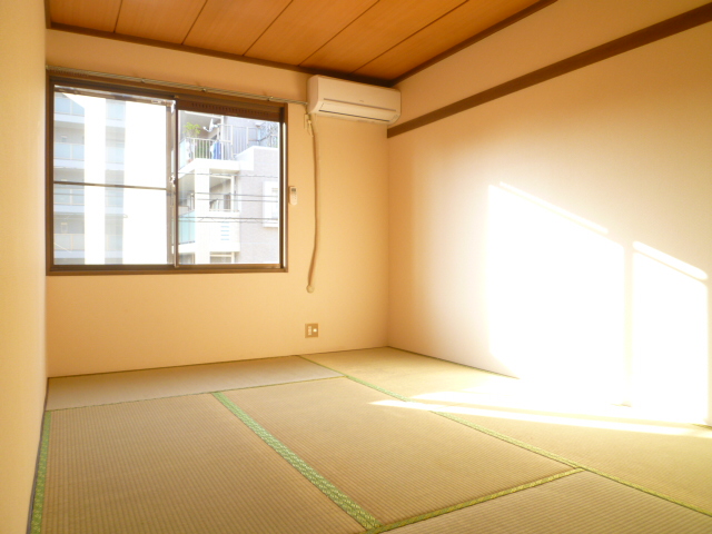 Other room space. Is a 6-tatami Japanese-style room of good per yang. Energy saving is in the air-conditioned new