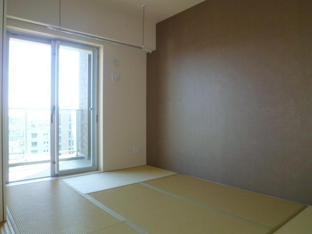 Non-living room. South side is approximately 6.1 quires of Japanese-style room. It becomes a modern Japanese-style room with accent Cross.