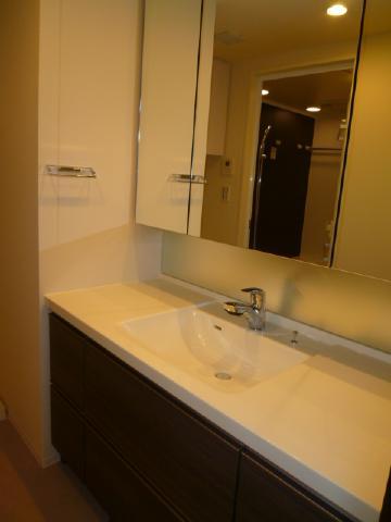 Wash basin, toilet. Washbasin with shower, Since the mirror is also large usability is also good.