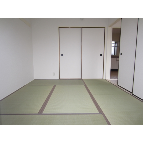 Other room space. Japanese-style room 6 quires Tatami new There closet