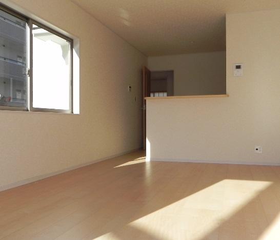 Living. Easy-to-use face-to-face kitchen