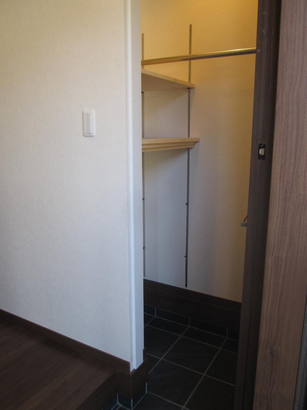 Entrance. Storage capacity pat