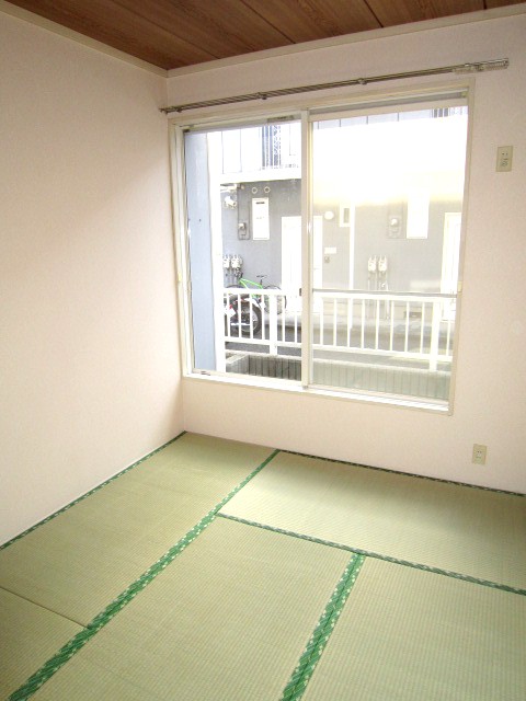 Living and room. Presence of mind is a tatami room ☆