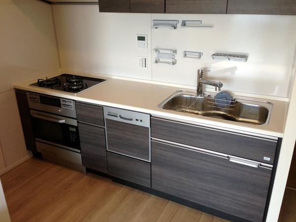 Kitchen. Dishwasher, Gas oven, Disposer with kitchen. It has been changed to the easy-to-use 3-neck use the 2 mouth outlet of the kitchen part.