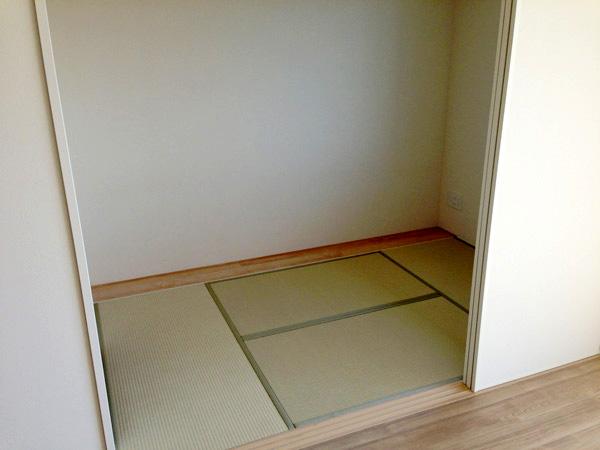 Non-living room. Japanese-style room is about 4.0 Pledge. Bright room because it faces the south side. closet, Storage capacity is sufficient so also comes with upper closet.