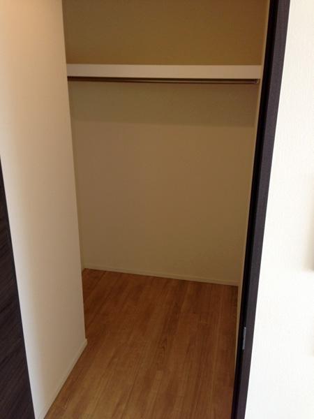 Receipt. Walk-in closet is. Since Mashi mounting pole, You can hang clothes, etc..