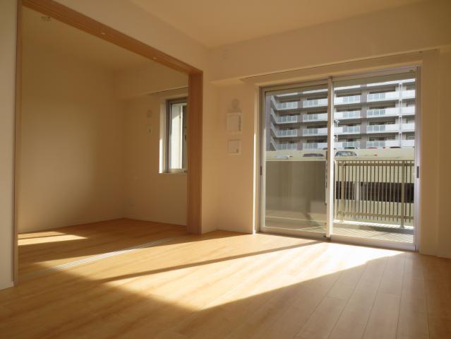 Living. Flooring Color, It is very bright rooms with natural. Floor heating is standard equipment.