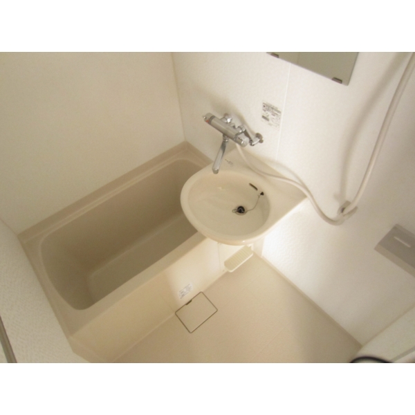 Bath. Happy bus ・ A toilet in the bathroom. There is a feeling of cleanliness.