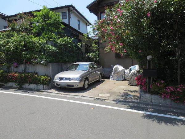 Parking lot. No height difference between the road surface, You can also two parking