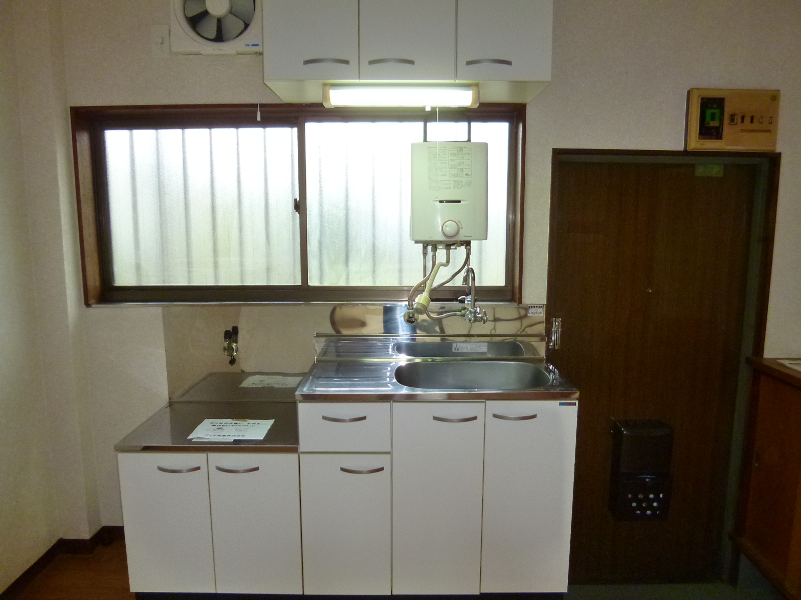 Kitchen. Two-necked gas stove can be installed