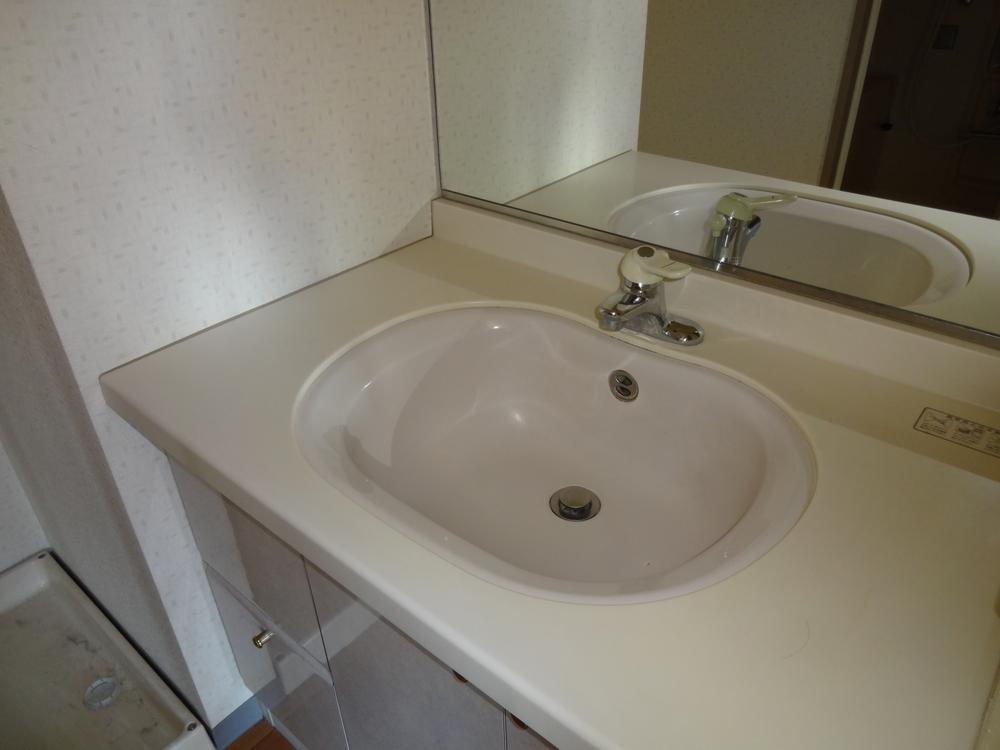 Wash basin, toilet. Indoor (11 May 2013) Shooting