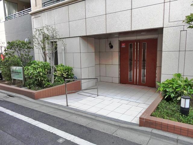 Entrance. Common areas