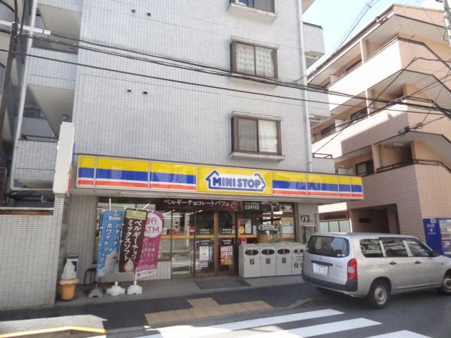 Convenience store. MINISTOP up (convenience store) 330m