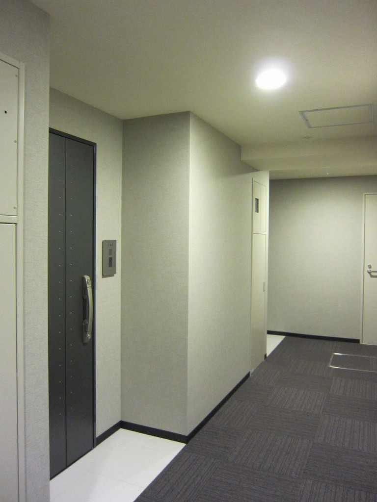 Entrance.  [Corridor] Security is also at an inner hallway ◎