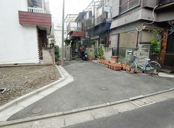 Local photos, including front road. Northwest side of the road (12 May 2013) Shooting