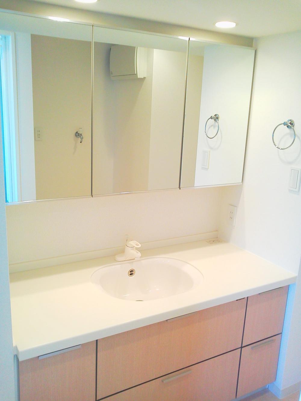 Wash basin, toilet. Wash basin