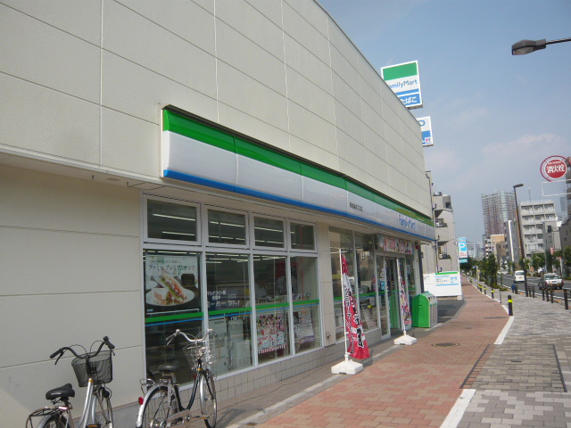 Convenience store. Family Mart Nishi-Ikebukuro Yonchome store up (convenience store) 20m