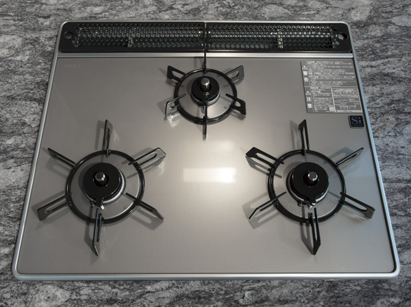 Kitchen.  [Three-necked glass top stove] Also adopted an easy three-necked glass top stove beautifully clean to the eye. Will support a convenient dishes is with a temperature control function.