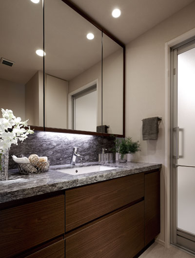 Bathing-wash room.  [Powder Room] Adopt a vanity with a convenient three-sided mirror to the grooming of the check. The Kagamiura also ensures storage that can organize, such as cosmetics.