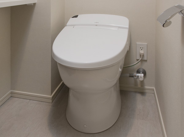Bathing-wash room.  [Water-saving multi-functional toilet] A deodorizing function is with a warm water washing toilet seat. With less dirt, Kept clean and in high detergency. Also it will contribute to the eco-water-saving specification.