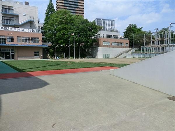 Primary school. 653m to Toshima Ward Minamiikebukuro Elementary School