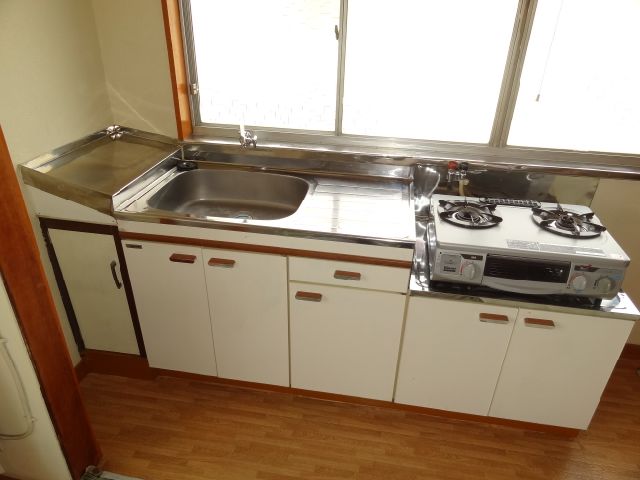 Kitchen. There stove gas 2-neck