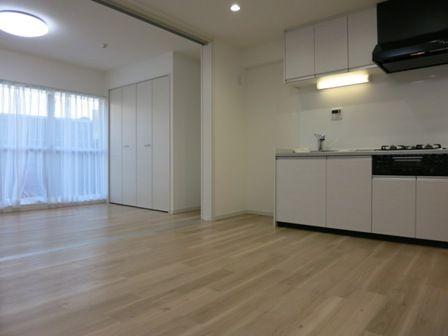 Living. ~ 11 / 29 new interior renovated ~  Movable partition DK and Western.  Pet breeding Allowed (bylaws Yes).  3 is a route available.  Management system is good in a caretaker resident.