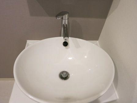 Wash basin, toilet. ~ 11 / 29 new interior renovated ~