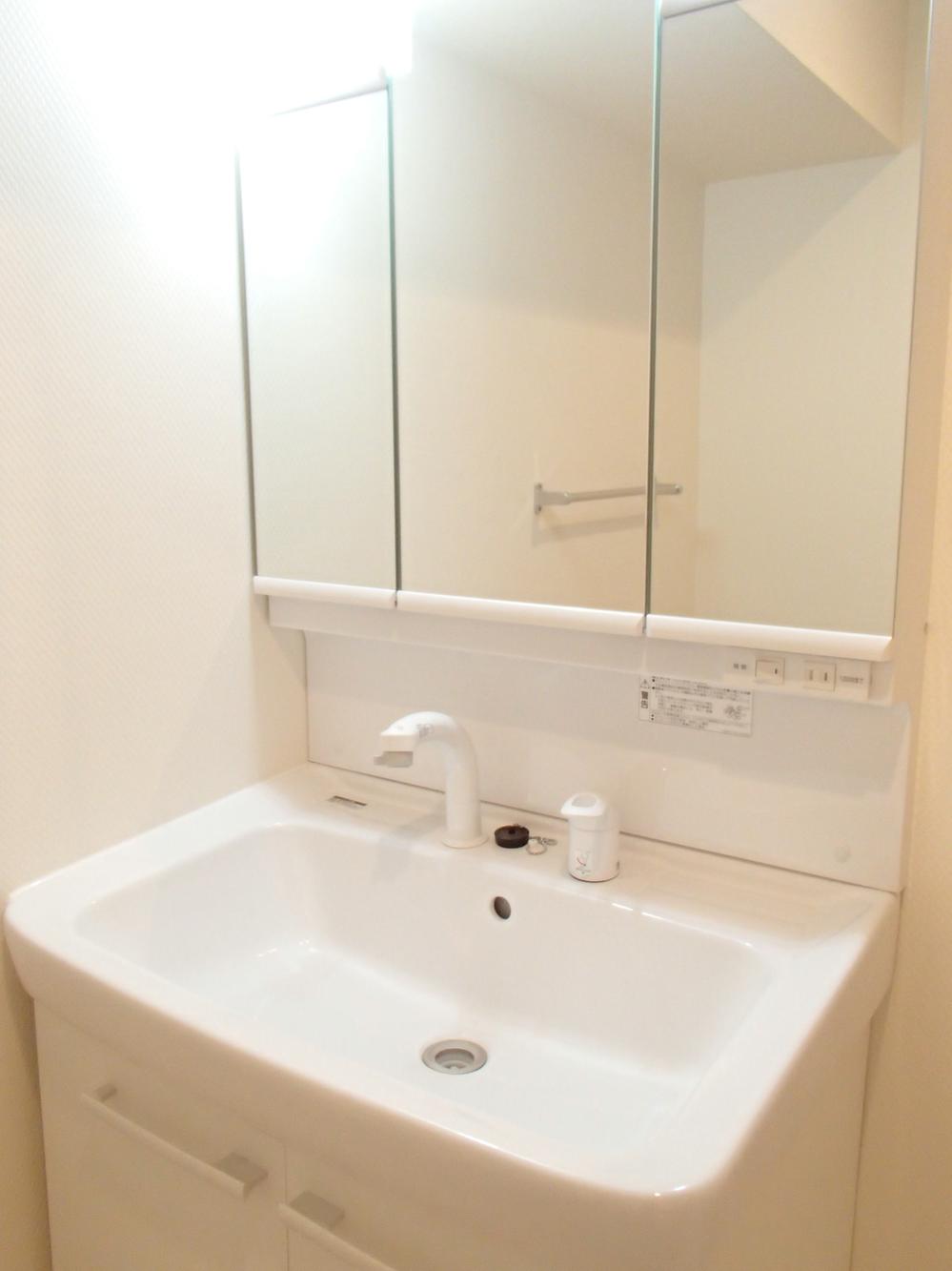 Wash basin, toilet. Wash basin (12 May 2013) Shooting