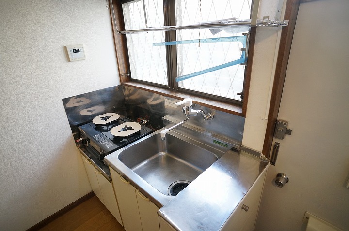 Kitchen. Water is the single lever type ・ 2-neck with gas table