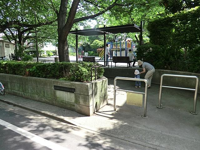 park. 100m until Zōshigaya park