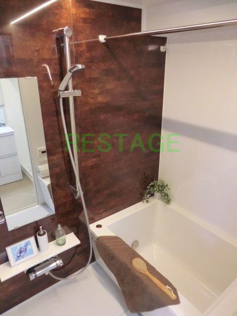 Bathroom. Seller construction cases