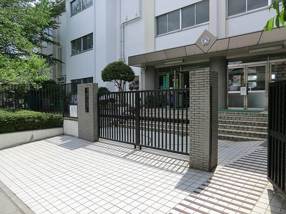 Primary school. 385m to Toshima Ward Ikebukuro second elementary school