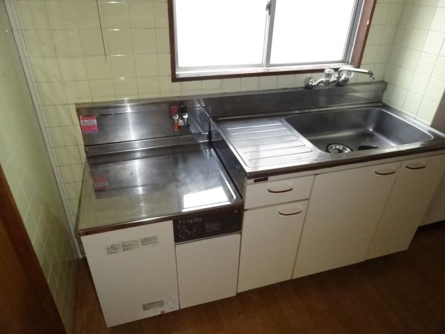 Kitchen. Gas stove installation Allowed!