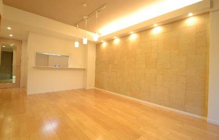 Living. ~ Heisei 25 December new interior renovation completed ~  ◆ It is with furniture ◆ Of 1 detached sense terrace ・ Private is equipped with garden ◆ Pet breeding Allowed (bylaws Yes) ◆ Comfortable living with under-floor heating ◆ auto lock ・ surveillance camera ・ 24-hour security system ◆