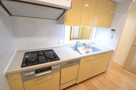 Kitchen. ~ Heisei 25 December new interior renovation completed ~ Water purifier integrated faucet ・ System kitchen of state-of-the-art amenities dishwasher