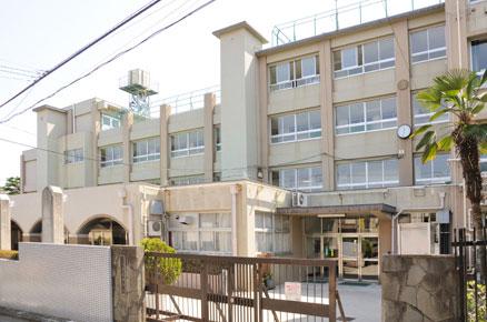 Junior high school. 732m to Toshima Ward Ikebukuro Junior High School