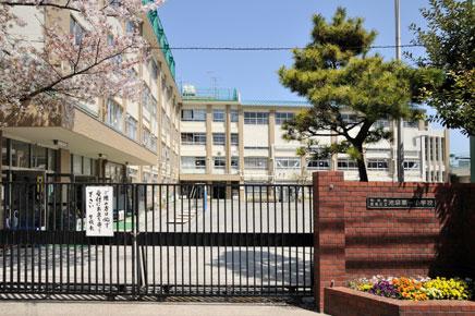 Primary school. 306m to Toshima Ward Ikebukuro first elementary school