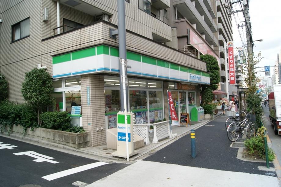 Convenience store. 128m to FamilyMart Kami-Ikebukuro store