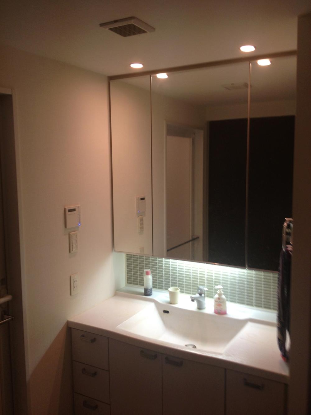 Wash basin, toilet. Indoor (11 May 2013) Shooting