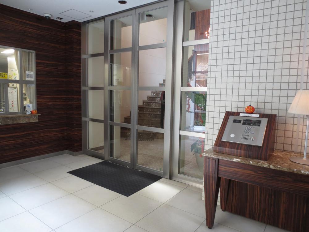 Entrance. Common areas