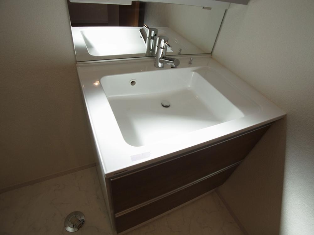 Wash basin, toilet