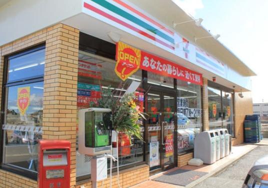 Convenience store. Until the Seven-Eleven 200m
