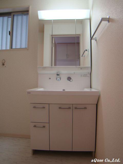 Wash basin, toilet. Indoor (12 May 2013) Shooting