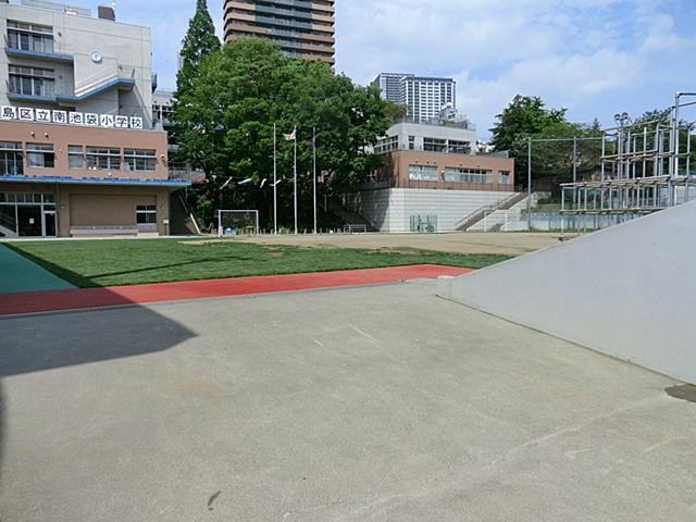 Primary school. 398m to Toshima Ward Minamiikebukuro Elementary School