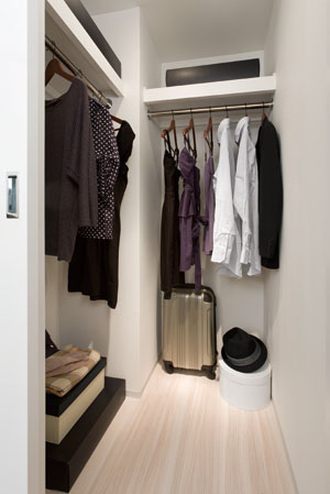 Receipt.  [Walk-in closet] Walk-in closet that can confirm the stored items at a glance is, Large-scale storage with the size of the room. In addition to the storage of a number of clothing, Drawers and chest to feet, You can put even shoe box.  ※ 60B-1, Except for the 55C-1 type.