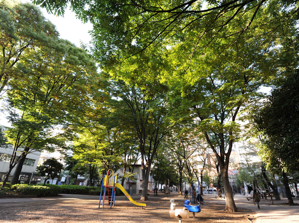 Surrounding environment. Nishi-Ikebukuro park (about 710m ・ Boasts the largest site area 9 minutes) Toshima walk "Nishi-Ikebukuro Park". Apart from the bustle of the commercial facility, There is also a lush one side is in Ikebukuro.