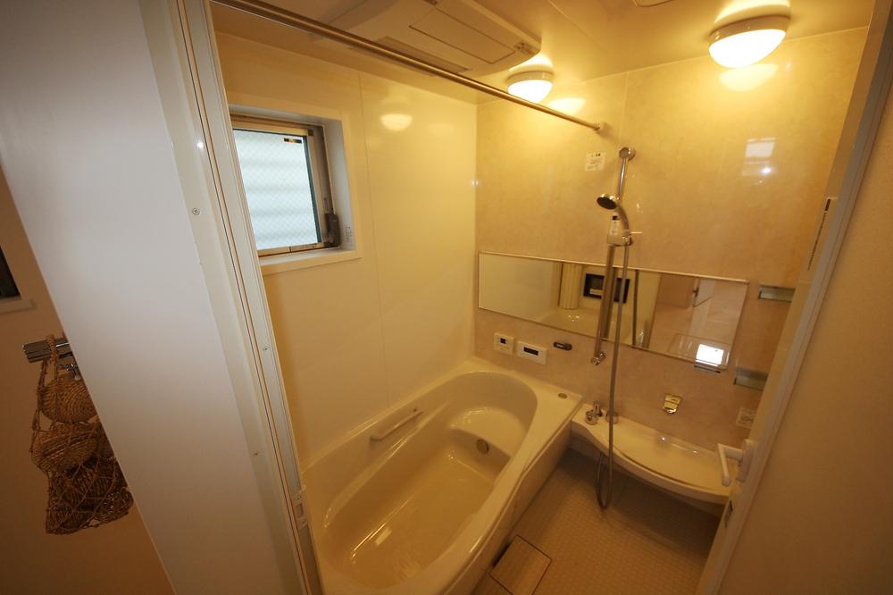 Bathroom. 14-inch bathroom TV, Mist sauna rooms